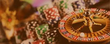 Ilustrasi pengguna seniorbet88 bermain di mobile dan desktop